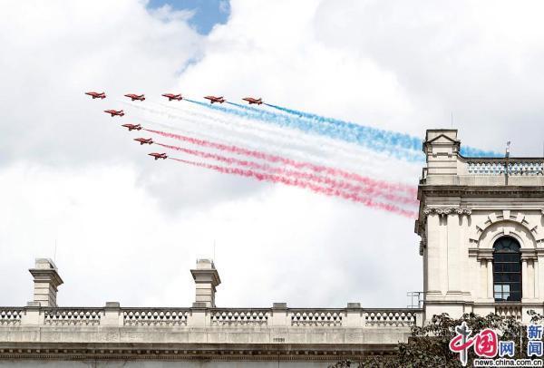 英国皇家阅兵庆典举行“红箭”特技飞行表演队奉献精彩空中特技