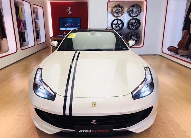 能坐四个人的法拉利，GTC4Lusso！