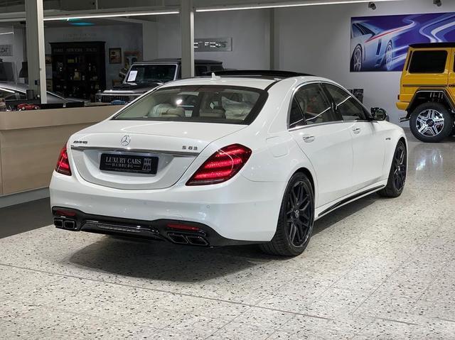 梅赛德斯AMG S63，外观黑白配色