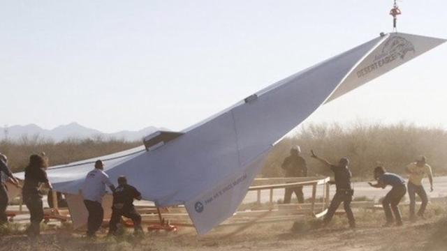 世界最大纸飞机，时速超过150千米，竟由12岁少年参与完成！