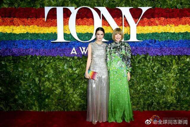 托尼奖的红毯很骄傲，立起彩虹玫瑰墙