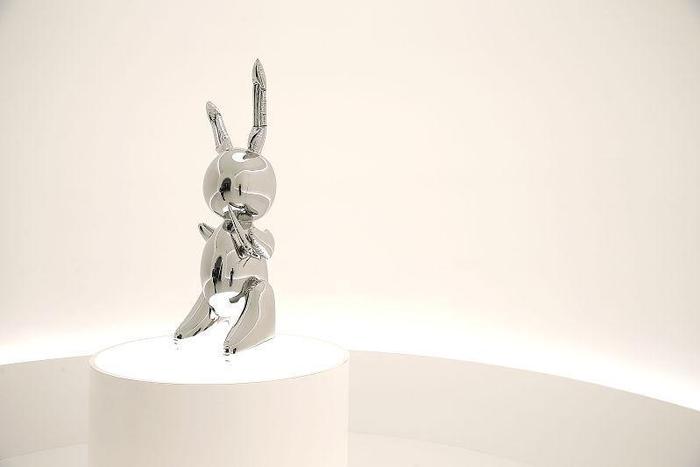 这只兔子刷新了在世艺术家作品纪录，以9110万美元的高价售出