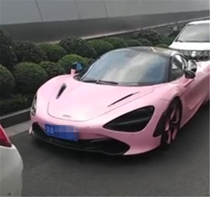“一身粉色”迈凯伦现四川，车价339万2.9秒破百，连轮毂都是粉色