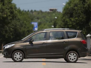 英致737这款车外表十分霸气，全身比例很协调！外形优美