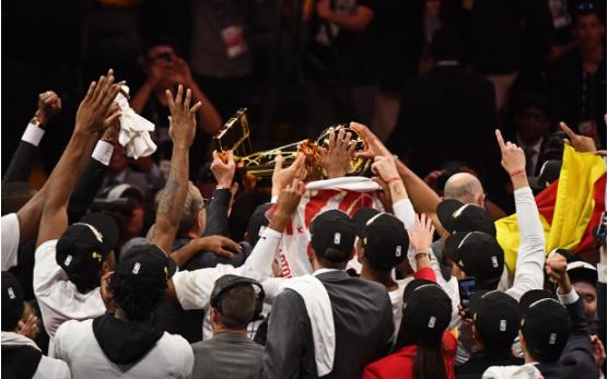 猛龙NBA夺冠，林书豪捧起奖杯！为这个国家带来1000亿的机会！