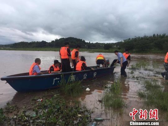广东东源县一大桥被洪水冲垮 2人失联