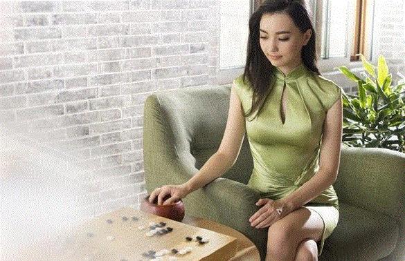 围棋混血女神黑嘉嘉，颜值跟智商同在，男棋手与其对战不敢抬头