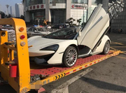 花304万元买迈凯伦570，车主首付六成，上拖车时全程在监督