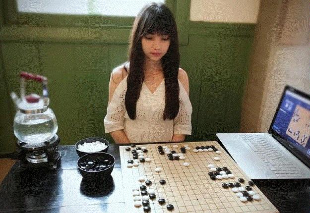 围棋混血女神黑嘉嘉，颜值跟智商同在，男棋手与其对战不敢抬头