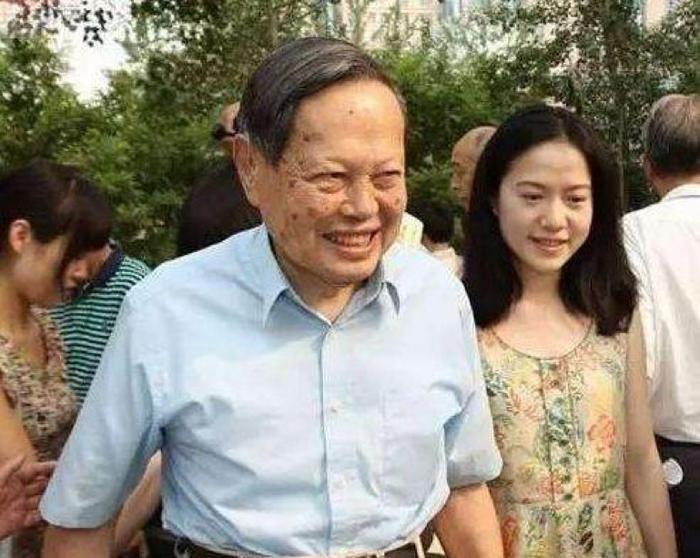 96岁杨振宁携小54岁娇妻现身，拄着拐杖也不忘与翁帆十指相扣