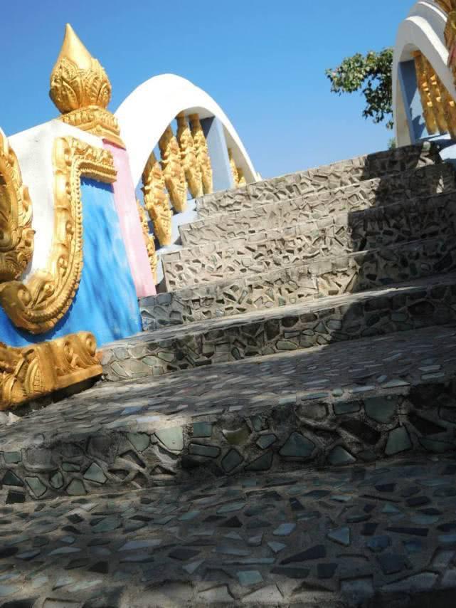 中缅边界的翡翠桥：镶嵌了数千块翡翠玉石，如今却惨不忍睹