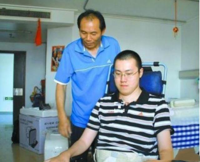 62岁父亲患心脏病 仍照顾瘫痪12年汤淼 看到儿子痛苦只能偷偷抹泪