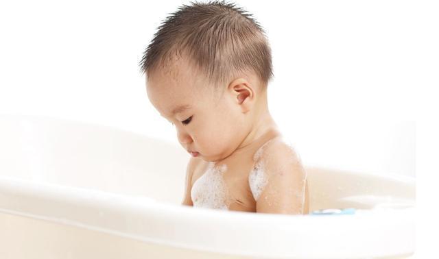 权威母婴专家：宝宝夏季洗澡应注意这3点，96％的爸妈都做错了！