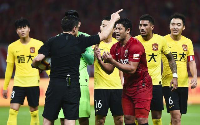 踩奖杯侮辱中国足球后中韩首碰面，中超冠军发霸气海报：他在怒吼