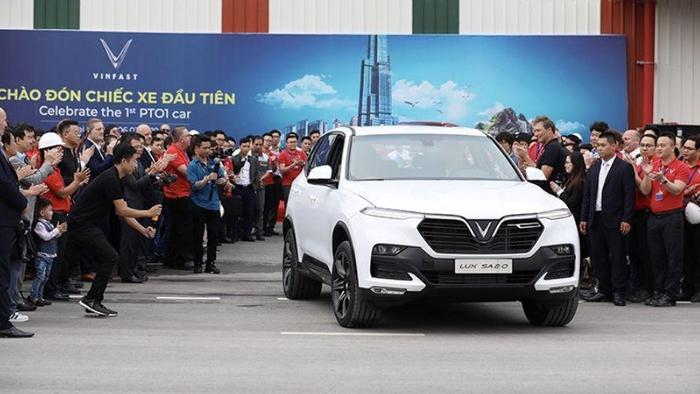 越南推首台国产SUV，用宝马发动机，首富试驾后说比肩奔驰