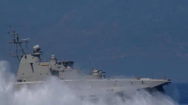 希腊海军接受检阅 野牛级气垫登陆舰抢镜头