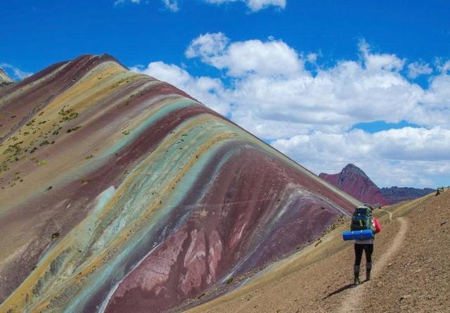秘鲁彩虹山这样的奇景是如何形成的？难道是里面的岩石非常特别？