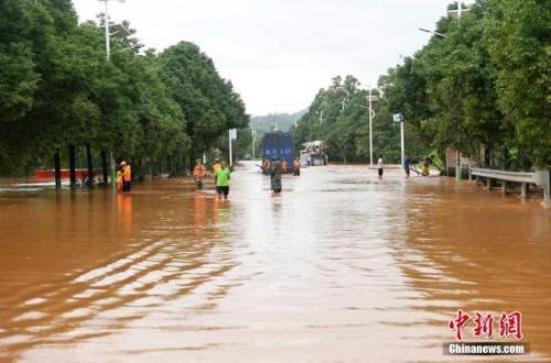 中东部天气呈“北热南雨”南方多地应对洪涝灾害