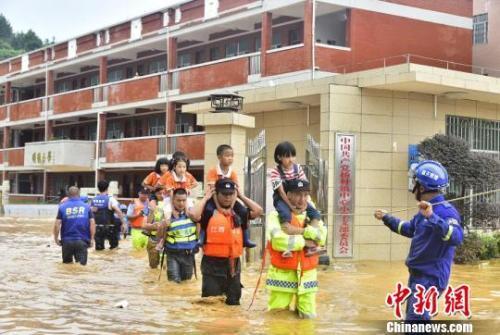 中东部天气呈“北热南雨”南方多地应对洪涝灾害