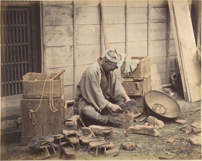 19世纪末日本老照片，艺术家在深情的弹唱，鞋匠正在修木屐