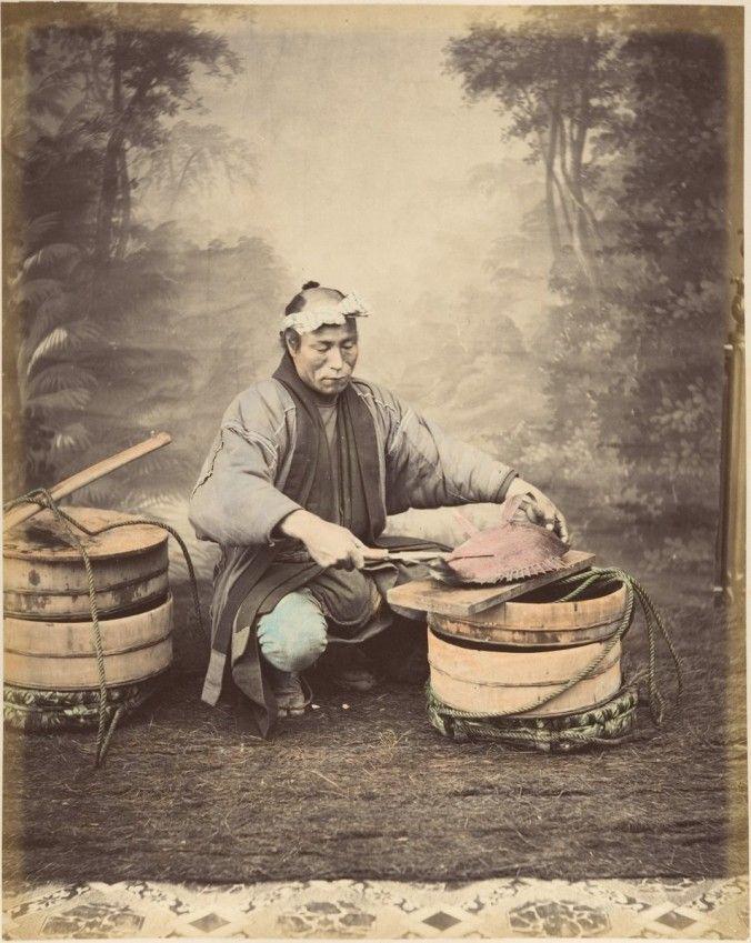 19世纪末日本老照片，艺术家在深情的弹唱，鞋匠正在修木屐