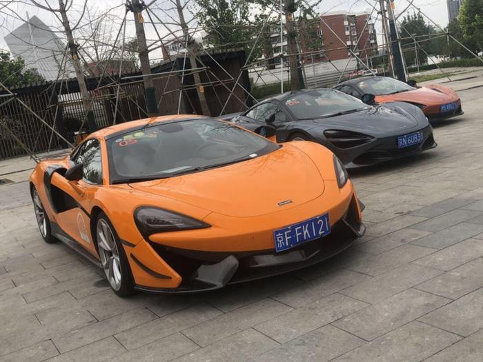 试车：开着小蝴蝶冲鸭，试迈凯伦570S Spider