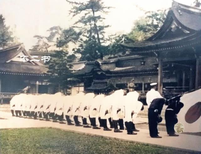 上色老照片：二战日本国内军民参拜靖国神社，展露军国主义的狂热