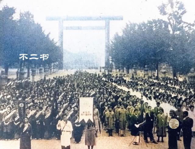 上色老照片：二战日本国内军民参拜靖国神社，展露军国主义的狂热