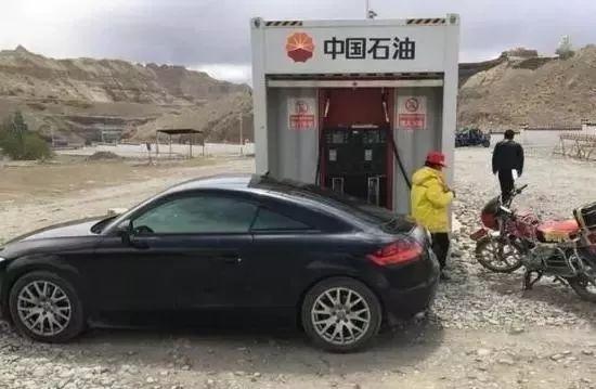 西藏最孤独的加油站：仅1名员工，睡醒就加油！