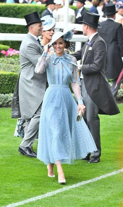 皇家赛马太隆重！英女王、凯特同穿蓝色礼服，林志玲圆礼帽上热搜