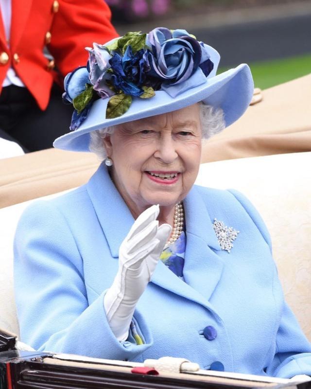 皇家赛马太隆重！英女王、凯特同穿蓝色礼服，林志玲圆礼帽上热搜