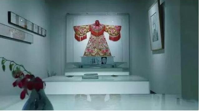 晒晒李玉刚的工作室装修，内部摆放了超多旗袍，一看就非常敬业