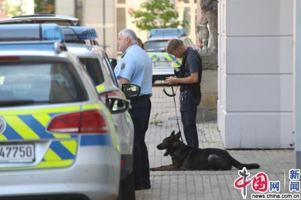 德国警方收到炸弹威胁 警察紧急疏散购物中心