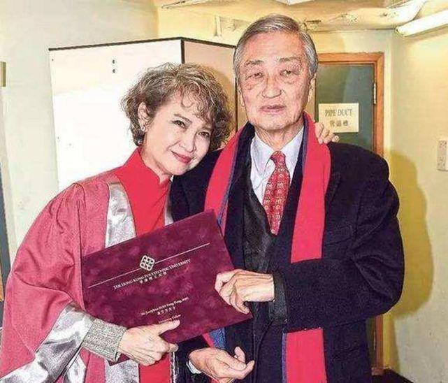 一个精致的女明星，谢贤追了她2年被拒，今72岁外孙满堂很热闹