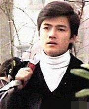 18岁的他就红遍全国, 当红时却患病隐退, 如今已成秃头成这样