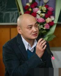 18岁的他就红遍全国, 当红时却患病隐退, 如今已成秃头成这样