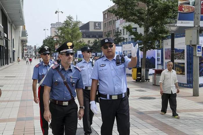 站在北京警察身边的外国人是谁？