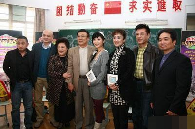 18岁的他就红遍全国, 当红时却患病隐退, 如今已成秃头成这样