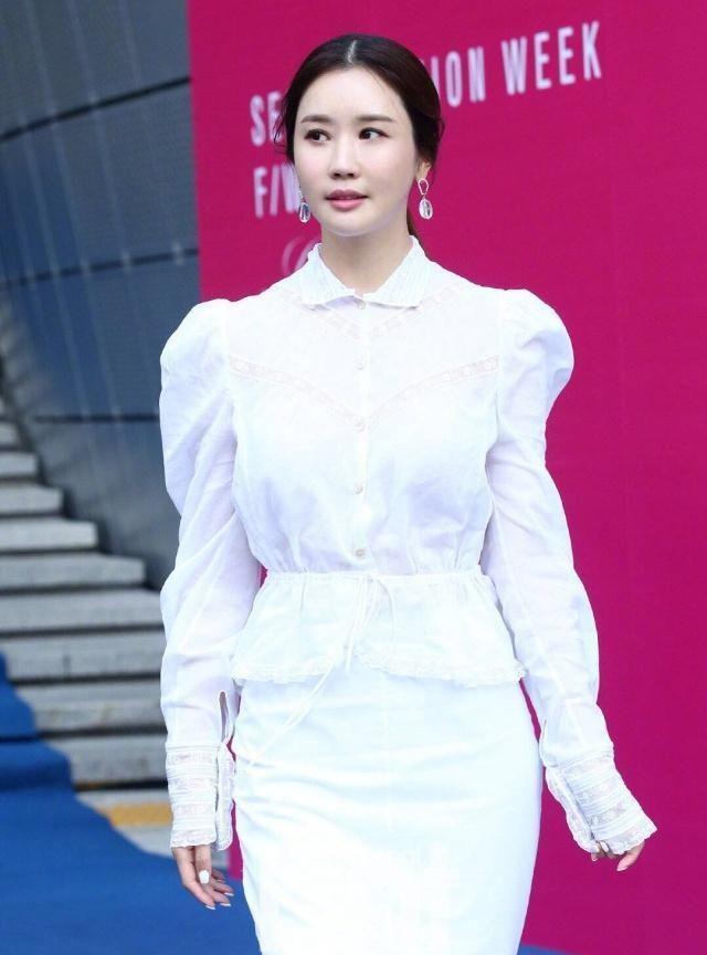 35岁李多海现身，穿简约小白裙搭微卷长发，气质优雅女神范！