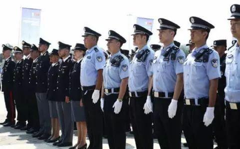 站在北京警察身边的外国人是谁？