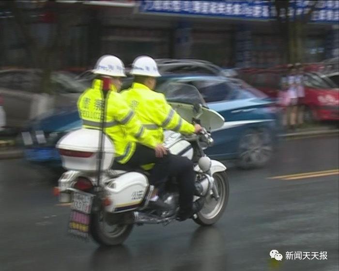 市民张女士乘坐公交车掉了手提包，民警帮她追车，司机换班等着她