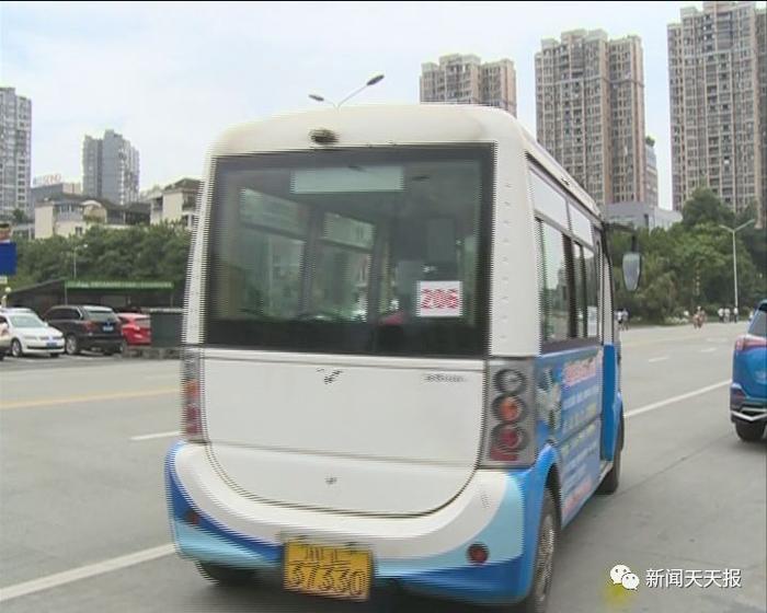 市民张女士乘坐公交车掉了手提包，民警帮她追车，司机换班等着她