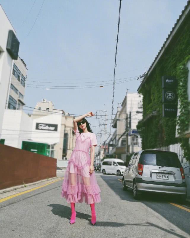 与韩国朱镇模相恋1年后分手，今T恤裙配粉色轻纱，美回颜值巅峰