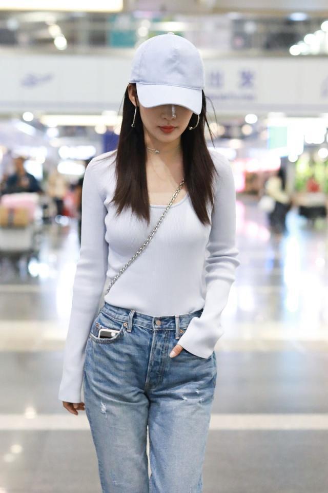 李沁赴约唐艺昕伴娘团，浅T恤配牛仔裤低调走机场，时尚气质佳