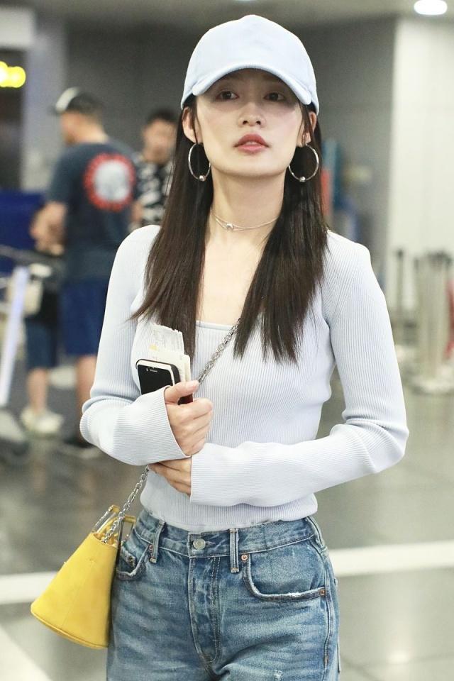李沁赴约唐艺昕伴娘团，浅T恤配牛仔裤低调走机场，时尚气质佳