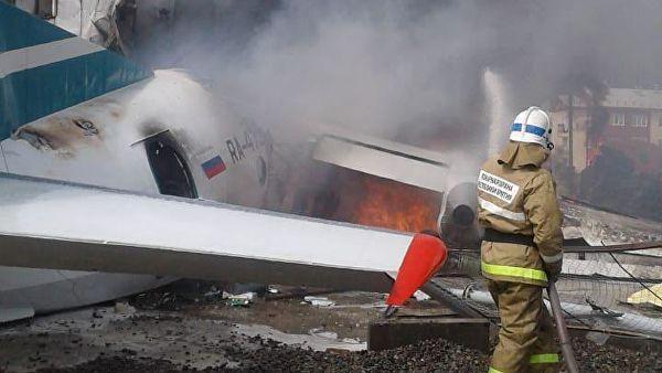 俄客机迫降时冲出跑道并起火：2死7伤，19人送医