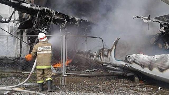 俄客机迫降时冲出跑道并起火：2死7伤，19人送医