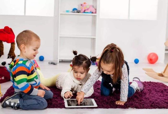 孩子沉迷于电视、电脑、手机怎么办？这三个方法可以让其免受影响