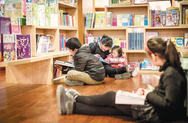 新华书店看书的人比买书的人多，还提供空调和座位，为什么没破产