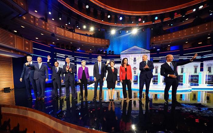美国2020年大选民主党初选辩论：10人登台“论剑”